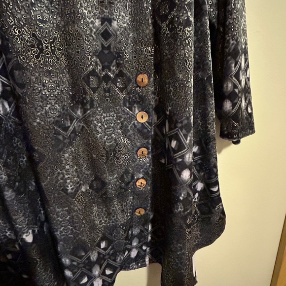 “On The Plus Side” Tunic with Button Accents - Picture 3 of 5